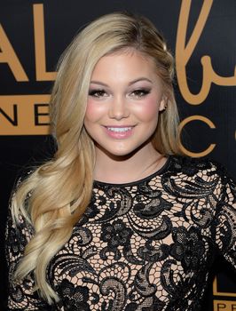 24296563_Olivia_Holt_07.jpg