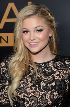 24296567_Olivia_Holt_08.jpg