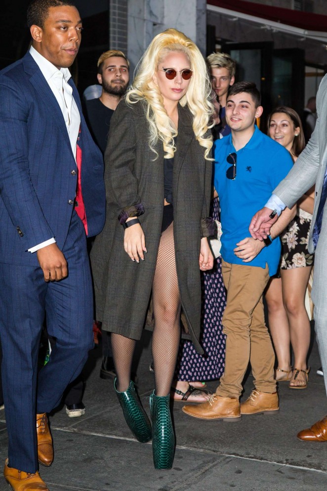 Lady Gaga heads out of her hotel 12 662 x 993