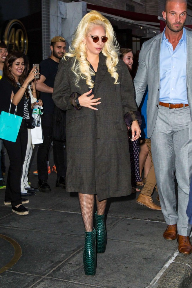 Lady Gaga heads out of her hotel 07 662 x 993