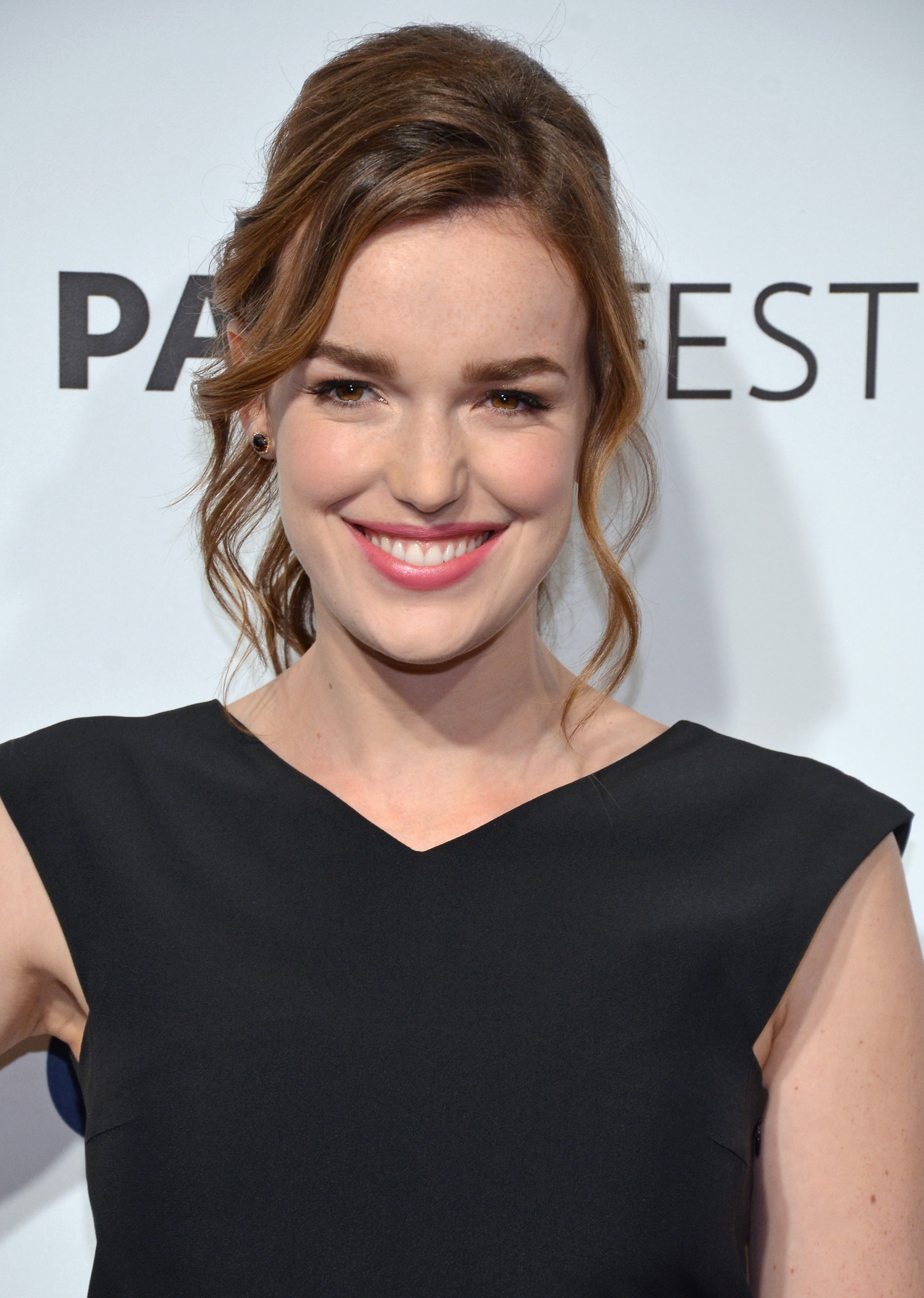 Элизабет хенстридж. Элизабет Хенстридж Elizabeth Henstridge. Элизабет Хенстридж 2021. Элизабет Хенстридж сейчас.