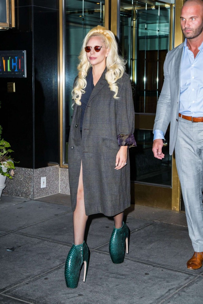 Lady Gaga heads out of her hotel 13 662 x 993