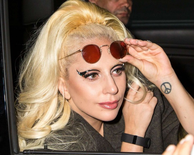 Lady Gaga heads out of her hotel 15 662 x 530