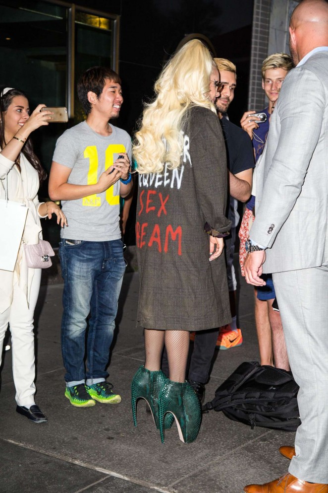 Lady Gaga heads out of her hotel 06 662 x 993
