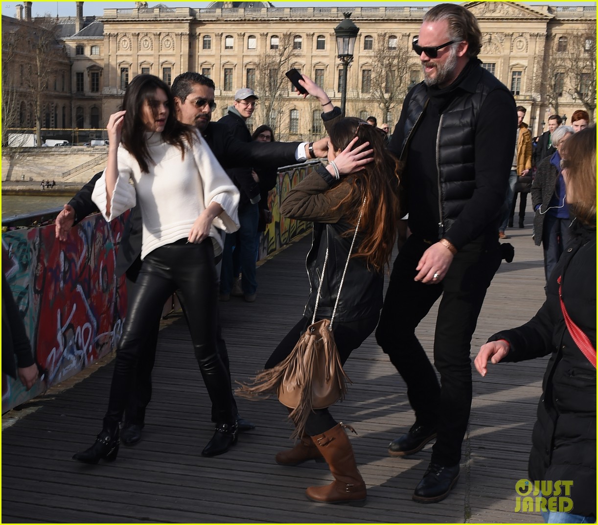 kendall jenner attacked by a fan in paris 21
